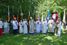 Festgottesdienst zum 1.000 Todestag des Heiligen Heimerads auf dem Hasunger Berg (Foto: Karl-Franz Thiede) Festgottesdienst zum 1.000 Todestag des Heiligen Heimerads auf dem Hasunger Berg (Foto: Karl-Franz Thiede)